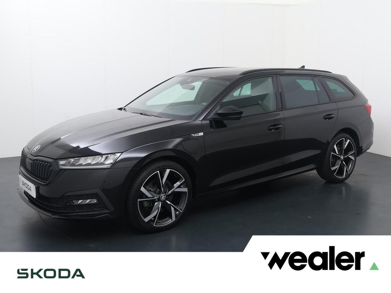 Skoda OCTAVIA Combi 1.4 TSI iV PHEV Sportline | 204 PK | SoH 89% | Head up display | Adaptive cruise control | Apple Carplay/Android Auto | 19" LM velgen |