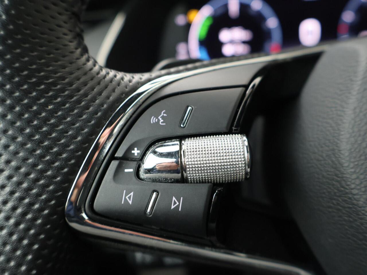 Skoda OCTAVIA Combi 1.4 TSI iV PHEV Sportline | 204 PK | SoH 89% | Head up display | Adaptive cruise control | Apple Carplay/Android Auto | 19" LM velgen |