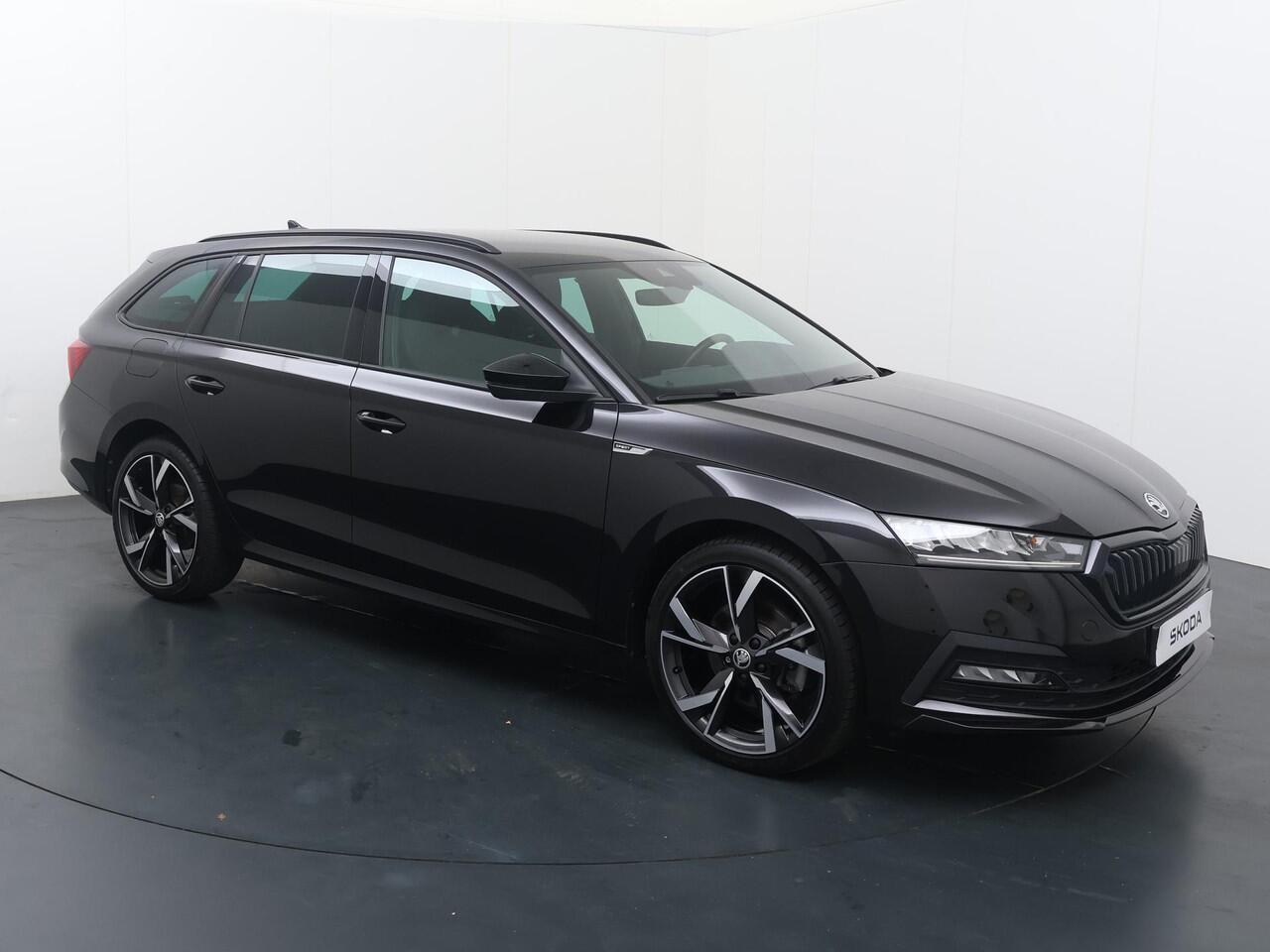 Skoda OCTAVIA Combi 1.4 TSI iV PHEV Sportline | 204 PK | SoH 89% | Head up display | Adaptive cruise control | Apple Carplay/Android Auto | 19" LM velgen |