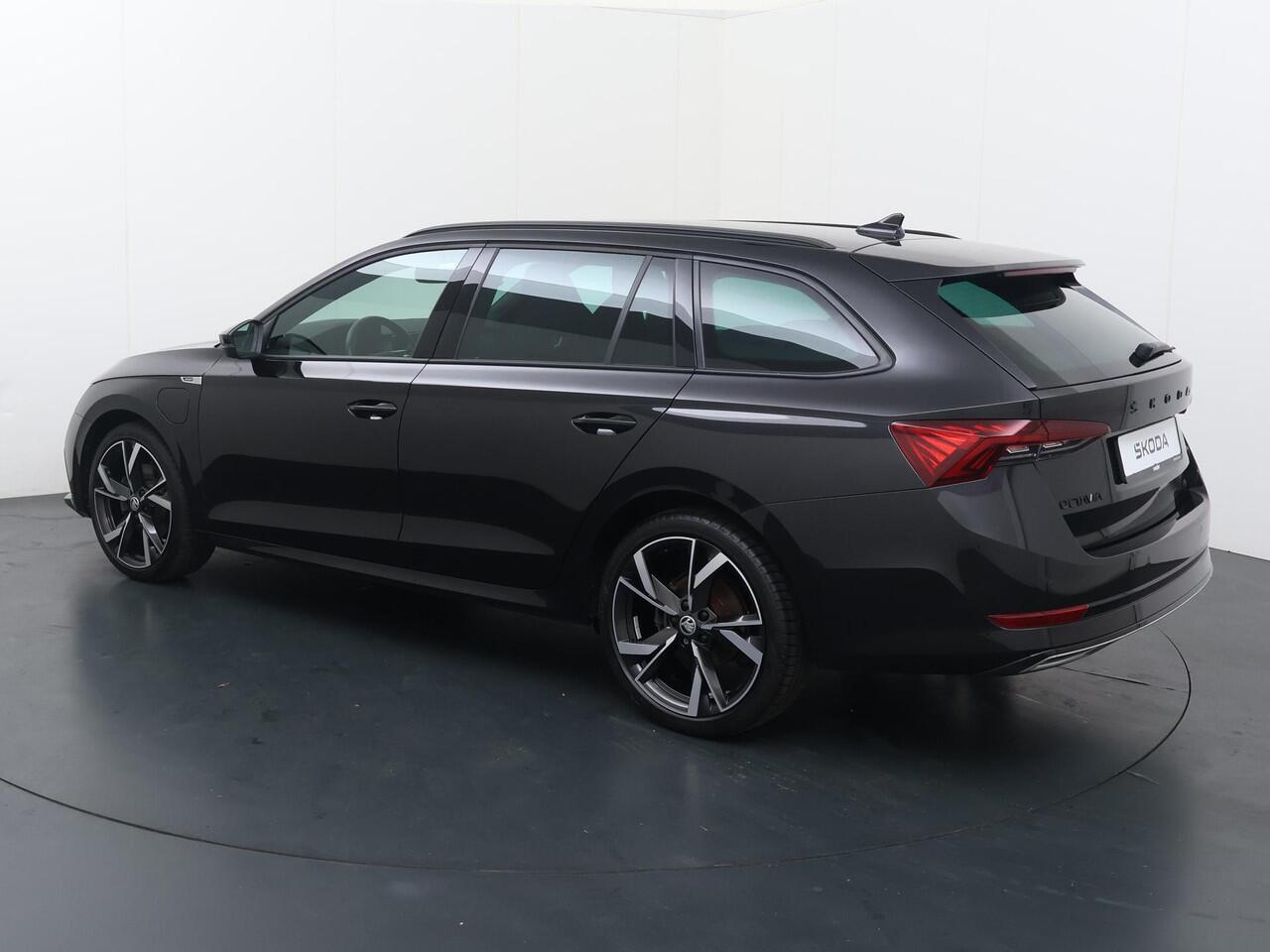 Skoda OCTAVIA Combi 1.4 TSI iV PHEV Sportline | 204 PK | SoH 89% | Head up display | Adaptive cruise control | Apple Carplay/Android Auto | 19" LM velgen |