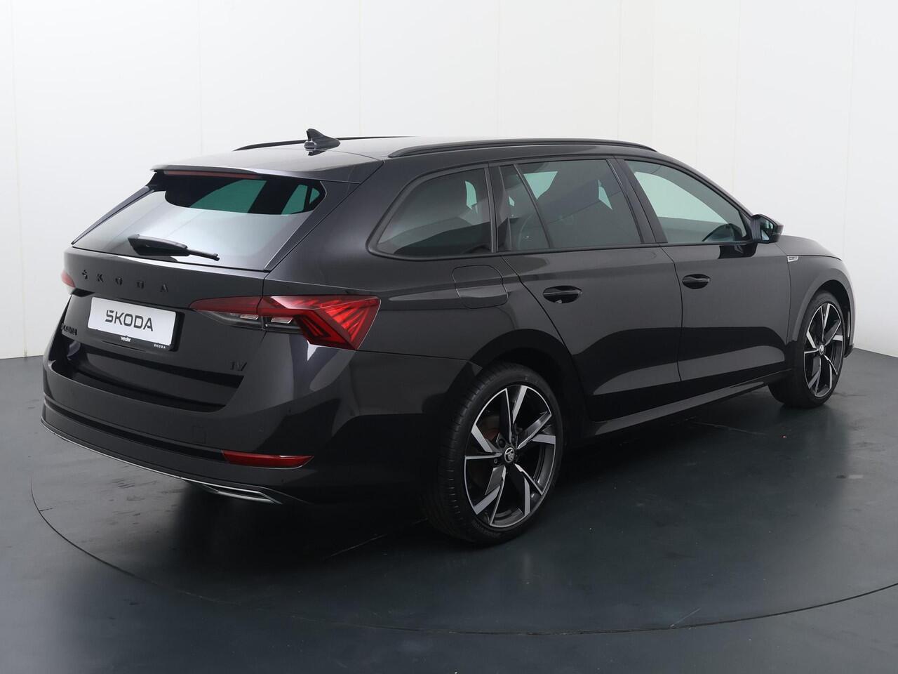 Skoda OCTAVIA Combi 1.4 TSI iV PHEV Sportline | 204 PK | SoH 89% | Head up display | Adaptive cruise control | Apple Carplay/Android Auto | 19" LM velgen |