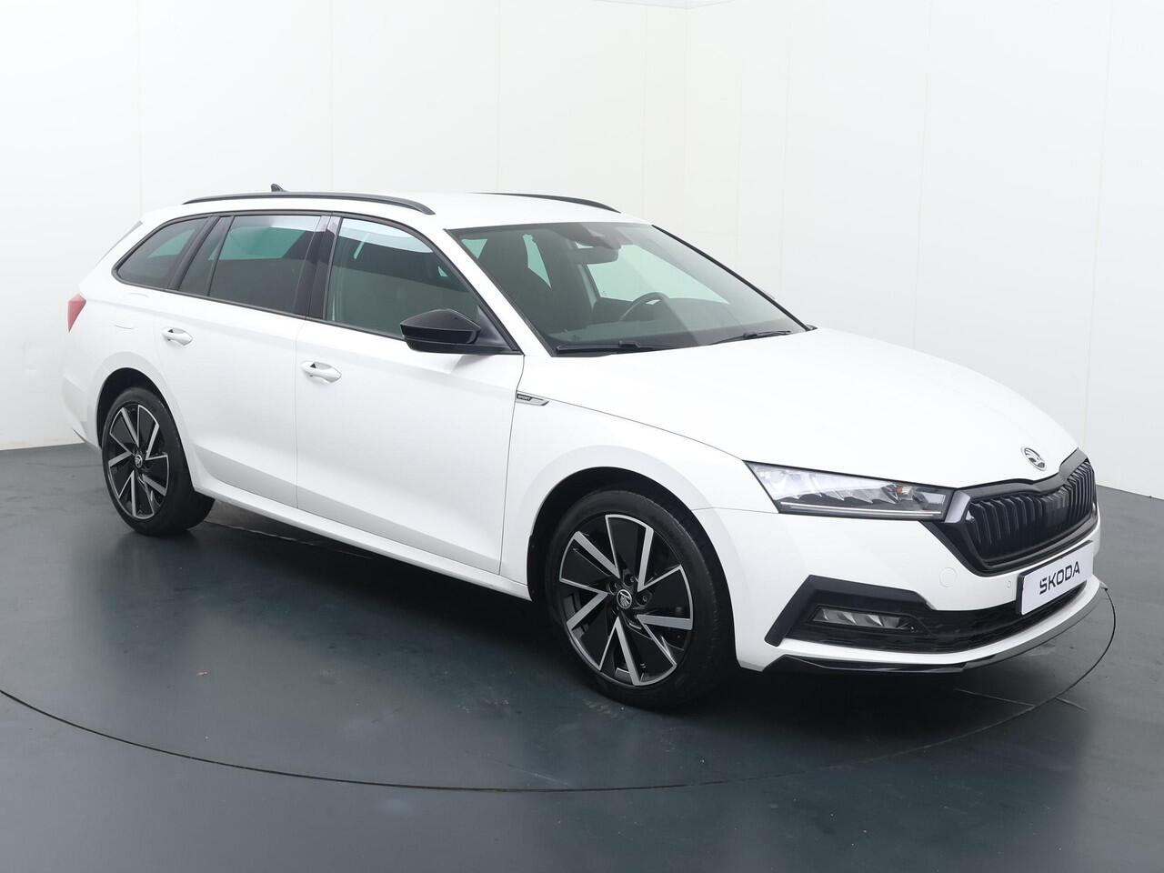 Skoda OCTAVIA Combi 1.4 TSI iV PHEV Sportline | 204 PK | SoH 91% | Adaptive cruise control | Head up display | Stoel verwarming | Navigatiesysteem |