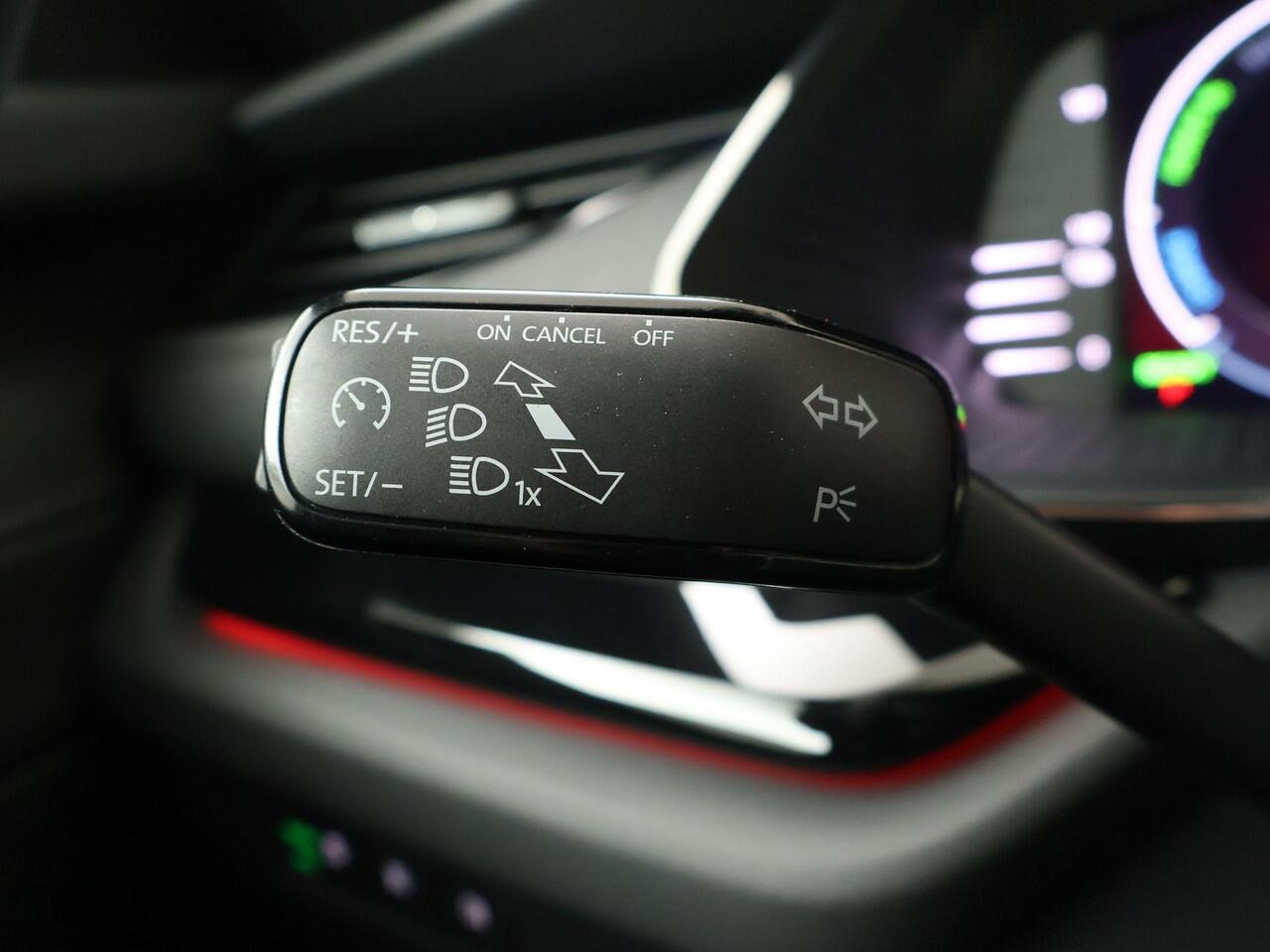 Skoda OCTAVIA Combi 1.4 TSI iV PHEV Sportline Business | 204 PK | SoH 91% | Matrix LED koplampen | Achterklep virtual pedal | Achteruitrijcamera | Apple Carplay/Android Auto |