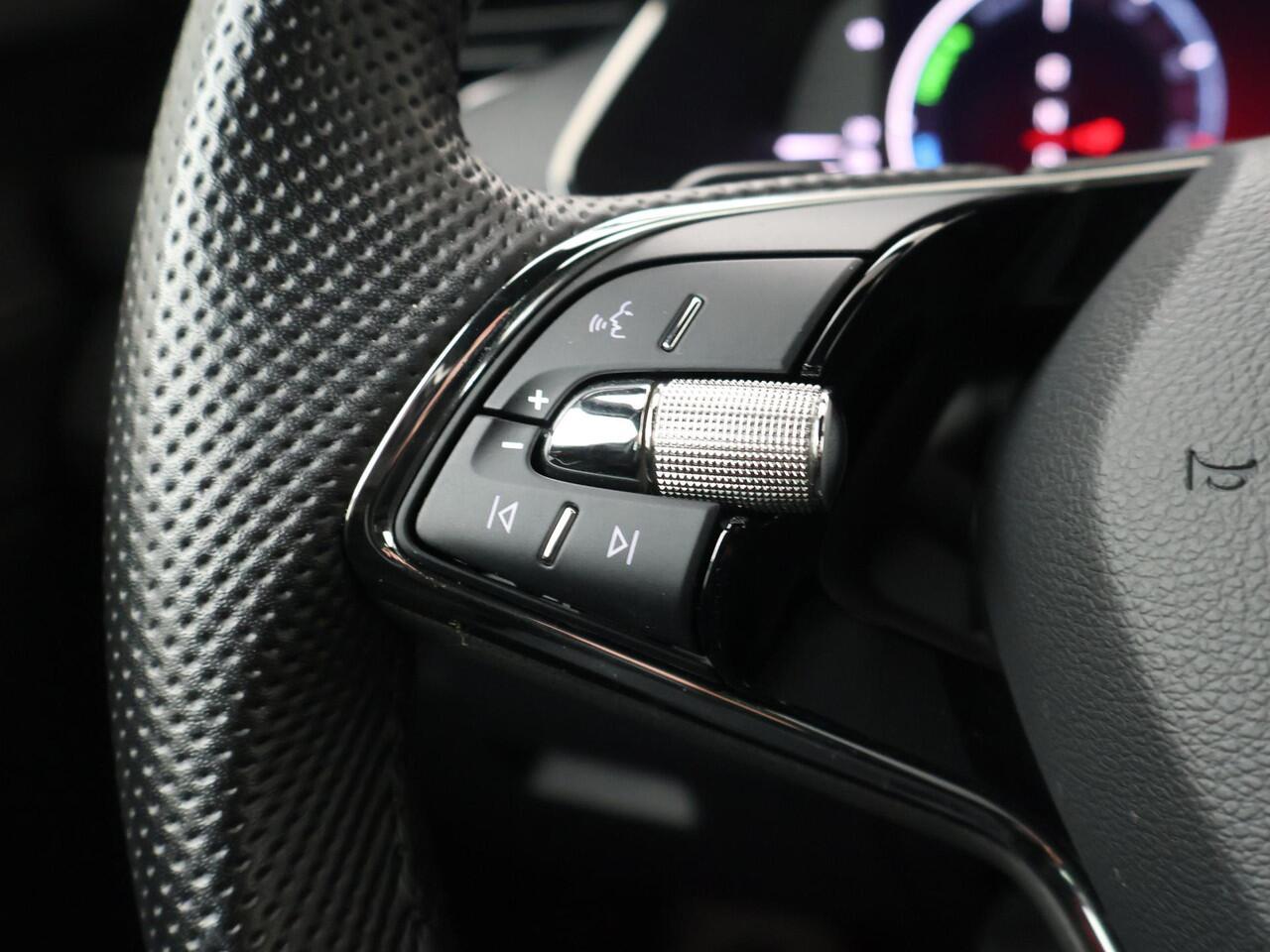 Skoda OCTAVIA Combi 1.4 TSI iV PHEV Sportline Business | 204 PK | SoH 91% | Matrix LED koplampen | Achterklep virtual pedal | Achteruitrijcamera | Apple Carplay/Android Auto |