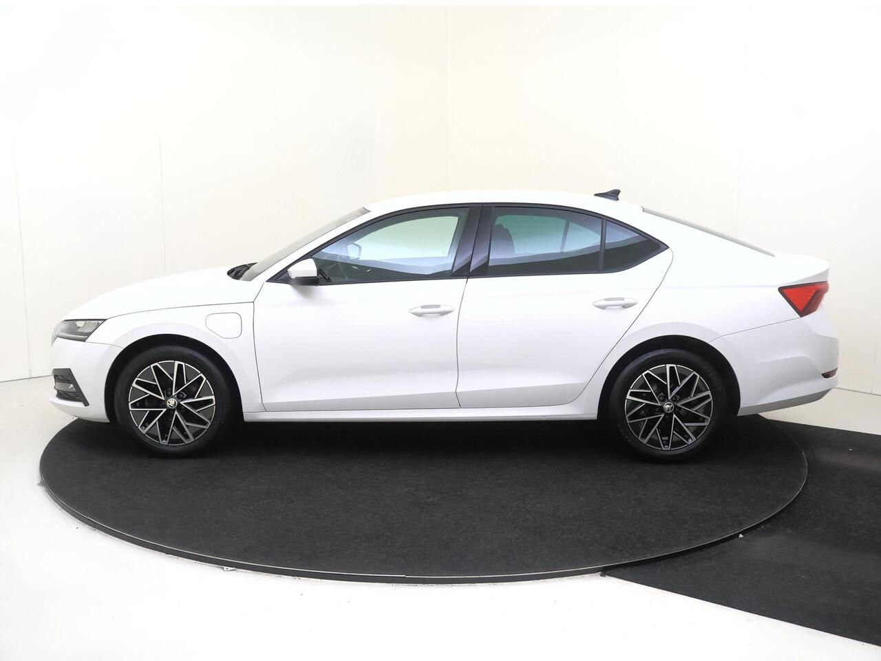 Skoda OCTAVIA 1.4 TSI iV PHEV Business Edition | SoH 94% | Trekhaak | Cruise control | CarPlay | Stoel- en stuurwielverwarming | Verwarmde voorruit | Achterbank verwarmd | 3-zone airco |