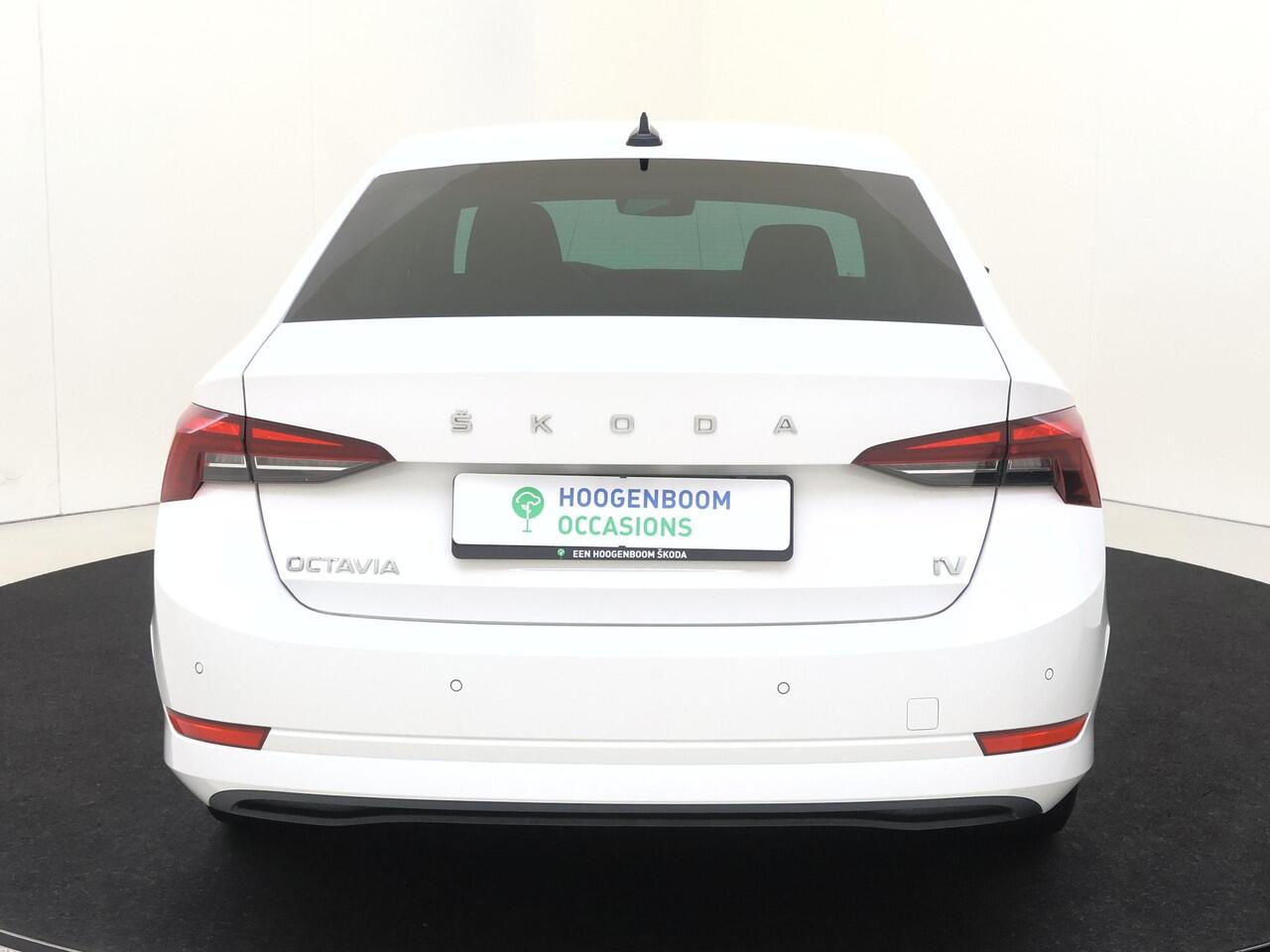 Skoda OCTAVIA 1.4 TSI iV PHEV Business Edition | SoH 94% | Trekhaak | Cruise control | CarPlay | Stoel- en stuurwielverwarming | Verwarmde voorruit | Achterbank verwarmd | 3-zone airco |