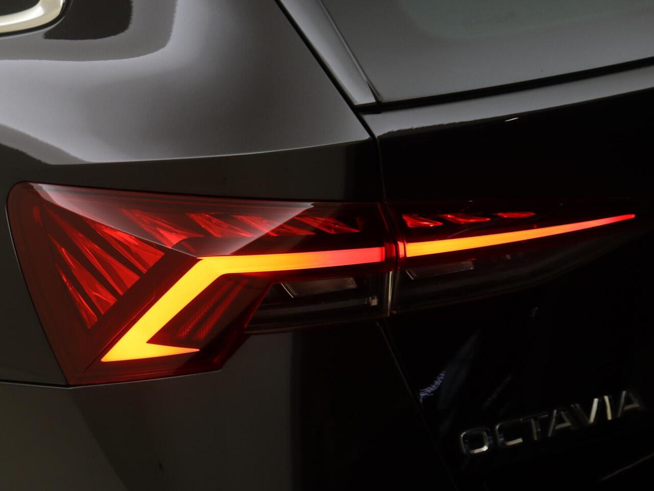 Skoda OCTAVIA Combi 1.4 TSI iV PHEV Business Edition | SoH 91% | Head-up display | Keyless | Achteruitrijcamera | Stoelverwarming | Navigatie | Adaptieve cruise control | Dodehoek detectie |