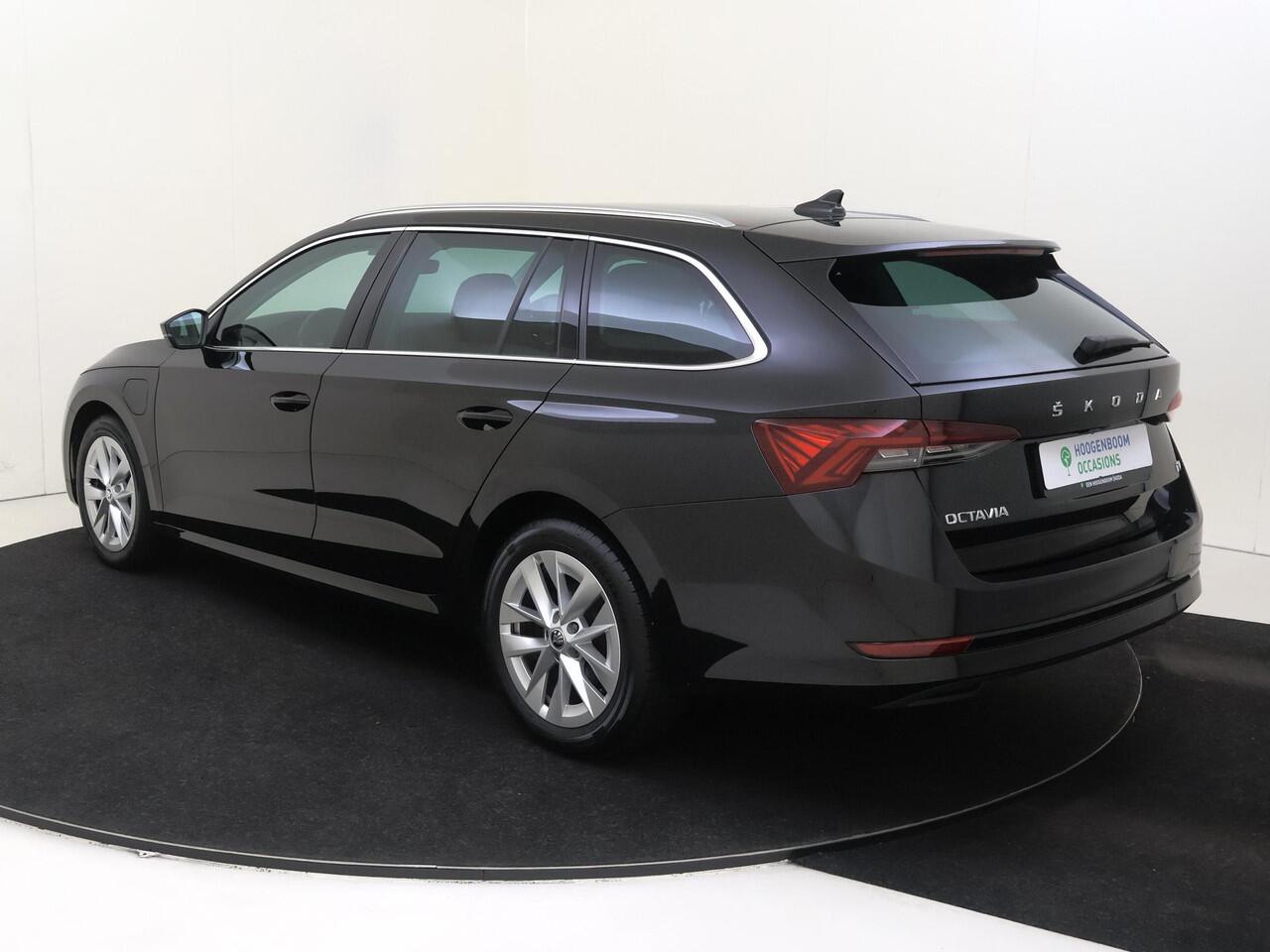 Skoda OCTAVIA Combi 1.4 TSI iV PHEV Business Edition | SoH 91% | Head-up display | Keyless | Achteruitrijcamera | Stoelverwarming | Navigatie | Adaptieve cruise control | Dodehoek detectie |