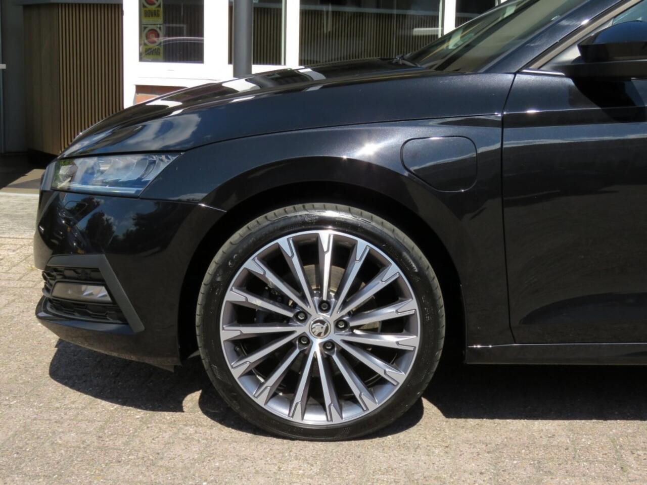 Skoda OCTAVIA 1.4 TSI 204PK IV PHEV SPORTLINE / 19 Inch / Memory Sportstoelen / Zwarte hemel / Stoelverw. / BOVAG garantie