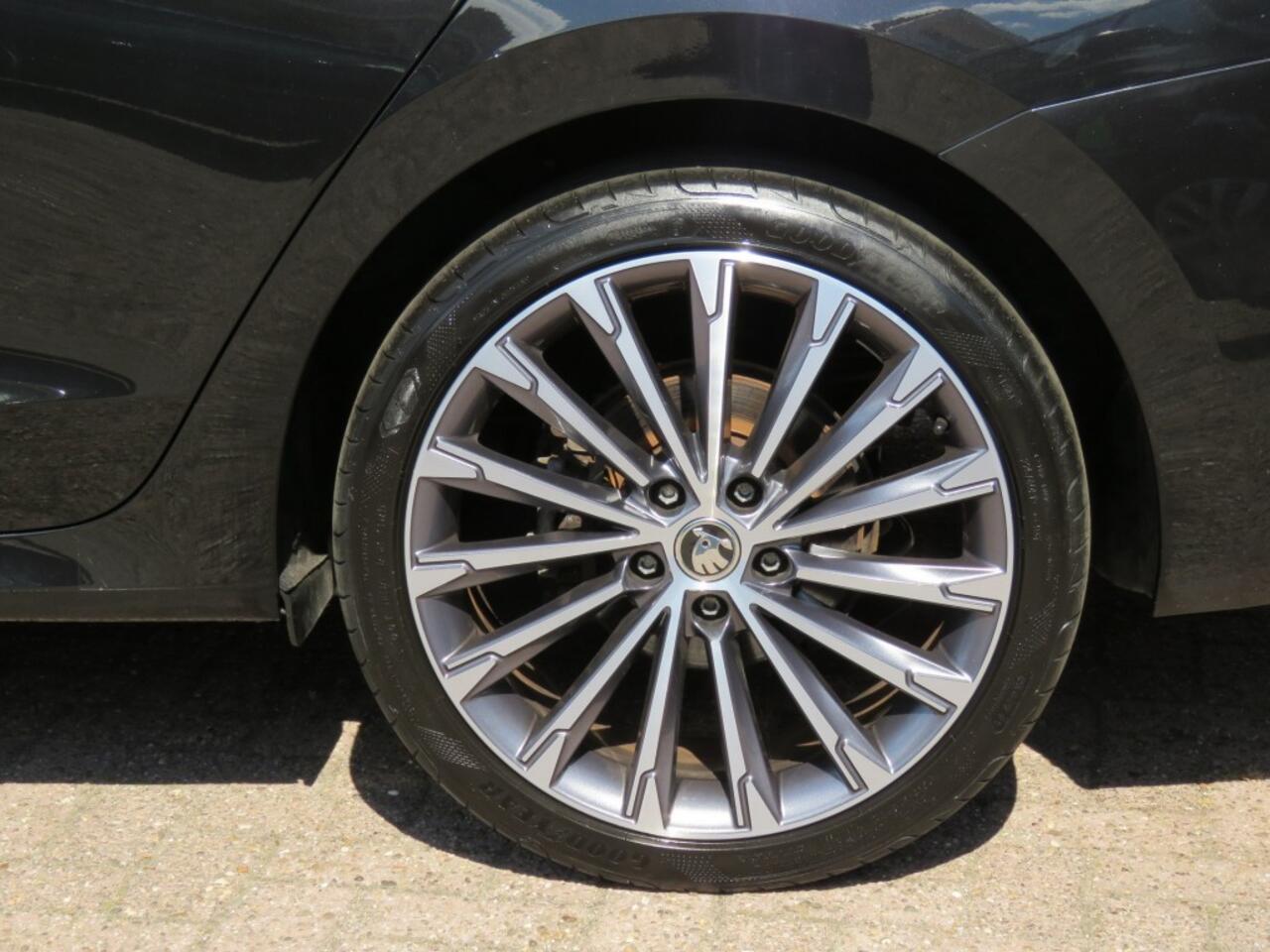 Skoda OCTAVIA 1.4 TSI 204PK IV PHEV SPORTLINE / 19 Inch / Memory Sportstoelen / Zwarte hemel / Stoelverw. / BOVAG garantie