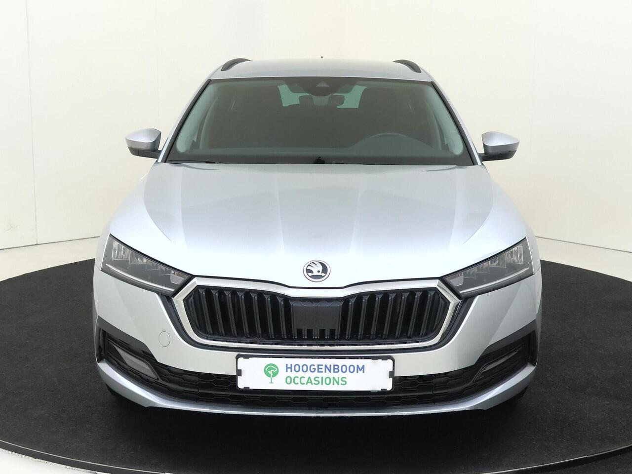 Skoda OCTAVIA Combi 1.4 TSI iV PHEV Business Edition | Adaptieve cruise control | Navigatie | Stoel- en stuurwielverwarming | Elektrisch inklapbare buitenspiegels | Achterbank verwarmd | CarPlay | Keyless |