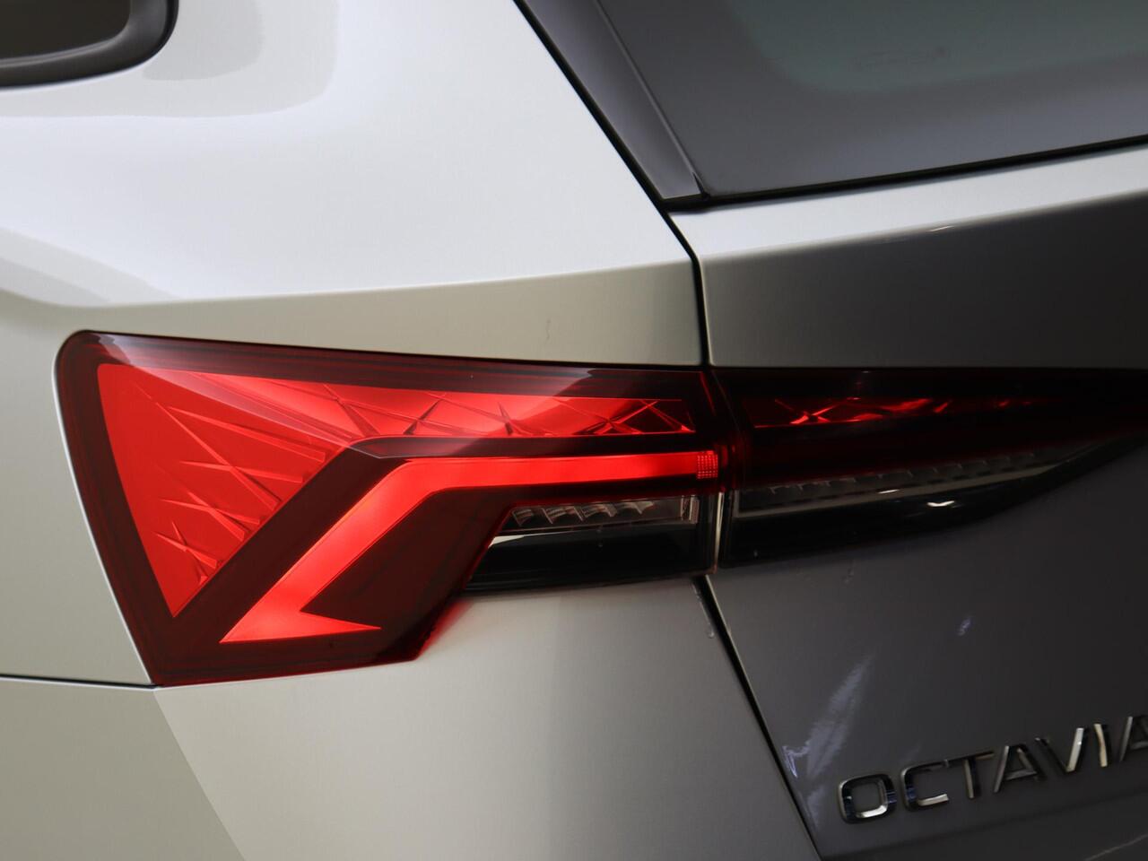 Skoda OCTAVIA Combi 1.4 TSI iV PHEV Business Edition | Adaptieve cruise control | Navigatie | Stoel- en stuurwielverwarming | Elektrisch inklapbare buitenspiegels | Achterbank verwarmd | CarPlay | Keyless |