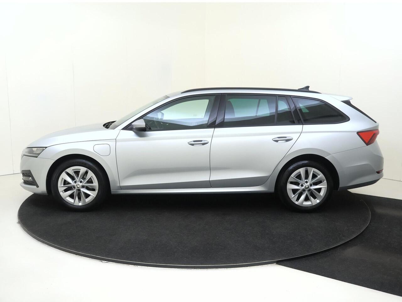 Skoda OCTAVIA Combi 1.4 TSI iV PHEV Business Edition | Adaptieve cruise control | Navigatie | Stoel- en stuurwielverwarming | Elektrisch inklapbare buitenspiegels | Achterbank verwarmd | CarPlay | Keyless |