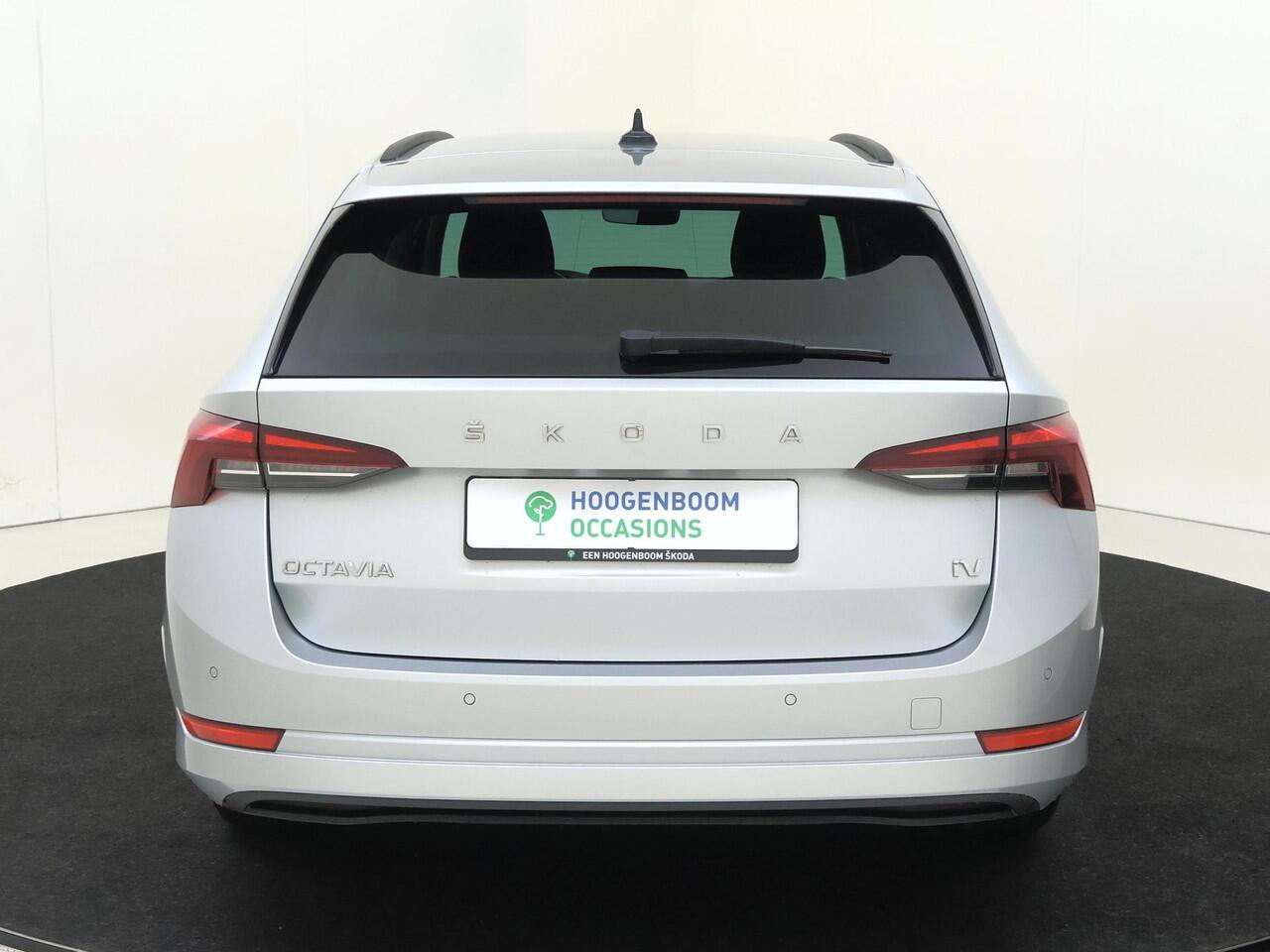 Skoda OCTAVIA Combi 1.4 TSI iV PHEV Business Edition | Adaptieve cruise control | Navigatie | Stoel- en stuurwielverwarming | Elektrisch inklapbare buitenspiegels | Achterbank verwarmd | CarPlay | Keyless |