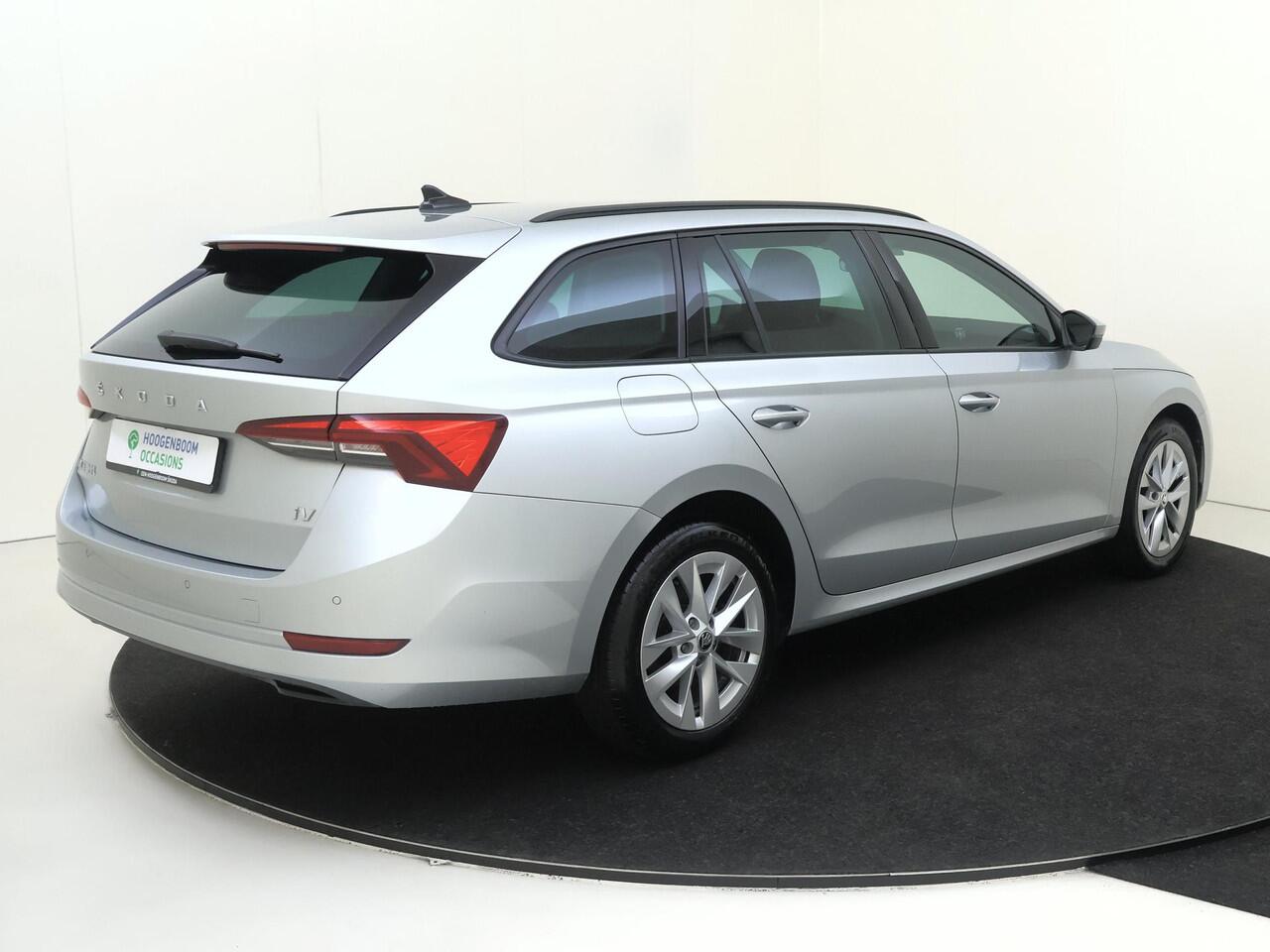 Skoda OCTAVIA Combi 1.4 TSI iV PHEV Business Edition | Adaptieve cruise control | Navigatie | Stoel- en stuurwielverwarming | Elektrisch inklapbare buitenspiegels | Achterbank verwarmd | CarPlay | Keyless |
