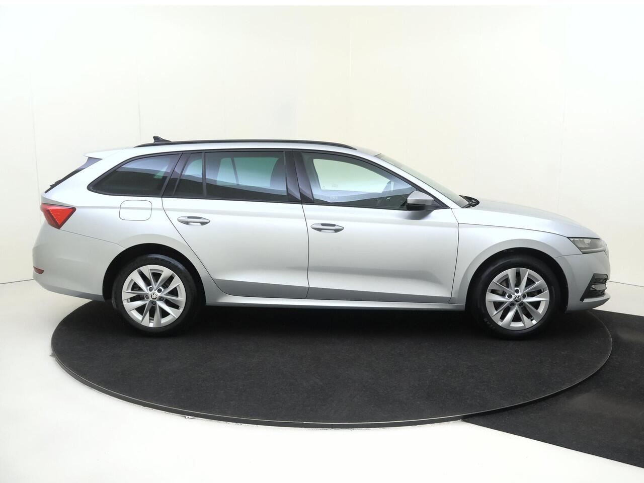 Skoda OCTAVIA Combi 1.4 TSI iV PHEV Business Edition | Adaptieve cruise control | Navigatie | Stoel- en stuurwielverwarming | Elektrisch inklapbare buitenspiegels | Achterbank verwarmd | CarPlay | Keyless |