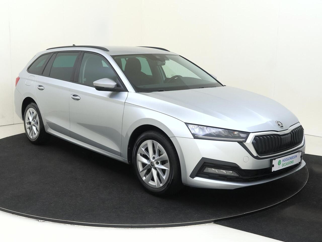 Skoda OCTAVIA Combi 1.4 TSI iV PHEV Business Edition | Adaptieve cruise control | Navigatie | Stoel- en stuurwielverwarming | Elektrisch inklapbare buitenspiegels | Achterbank verwarmd | CarPlay | Keyless |