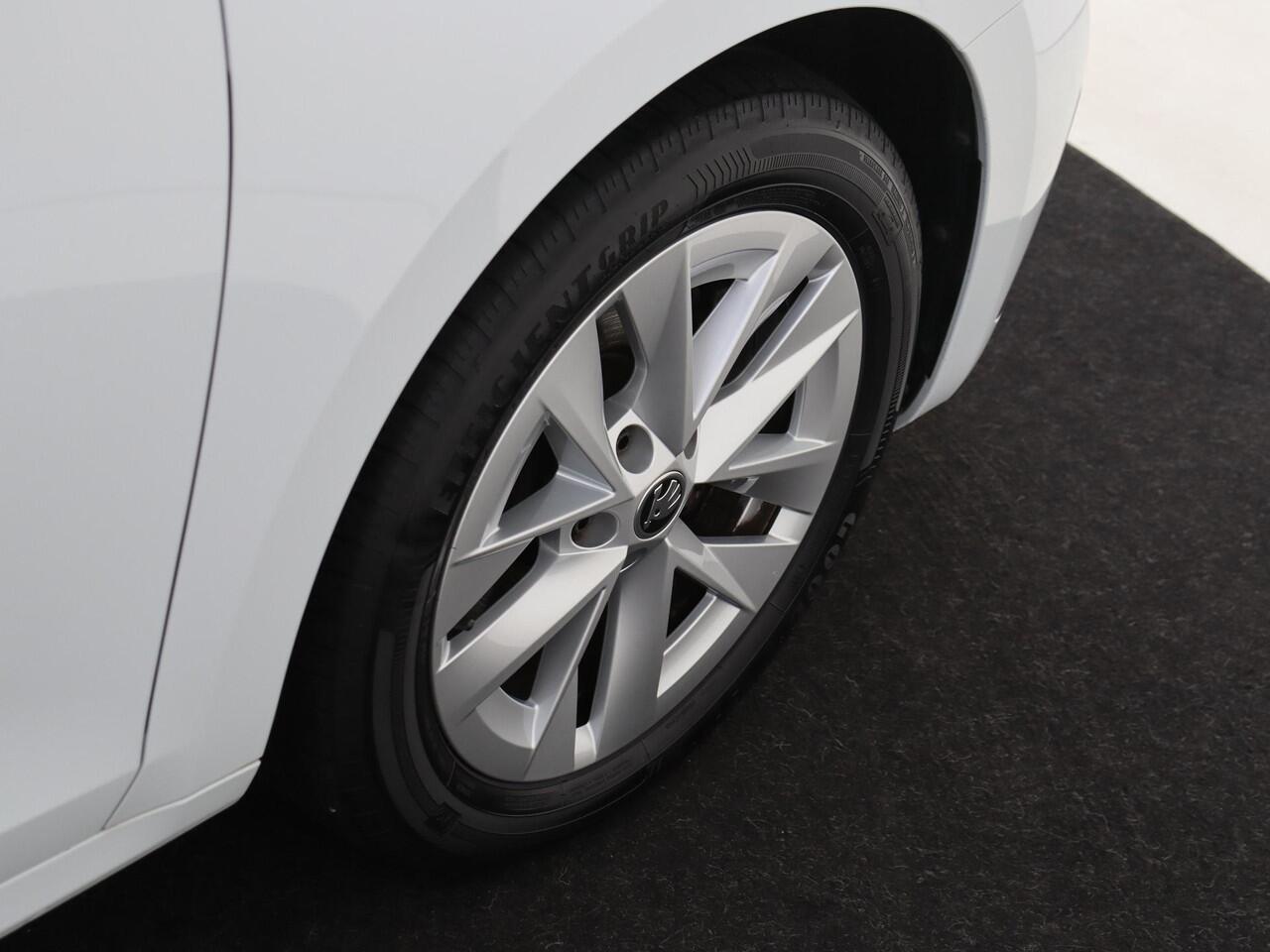 Skoda OCTAVIA Combi 1.4 TSI iV PHEV Business Edition | Panoramadak | Parkeersensoren | Adaptieve cruise control | CarPlay | Airco | Navigatie | Digital cockpit |