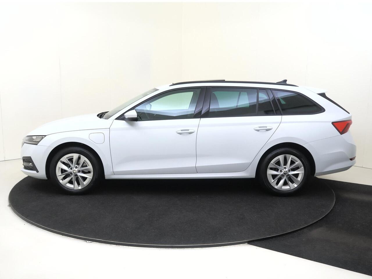 Skoda OCTAVIA Combi 1.4 TSI iV PHEV Business Edition | Panoramadak | Parkeersensoren | Adaptieve cruise control | CarPlay | Airco | Navigatie | Digital cockpit |