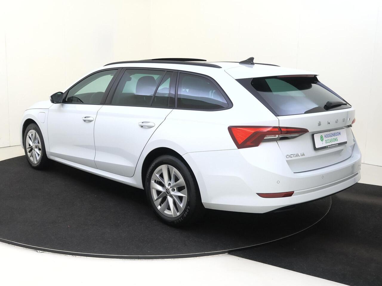 Skoda OCTAVIA Combi 1.4 TSI iV PHEV Business Edition | Panoramadak | Parkeersensoren | Adaptieve cruise control | CarPlay | Airco | Navigatie | Digital cockpit |