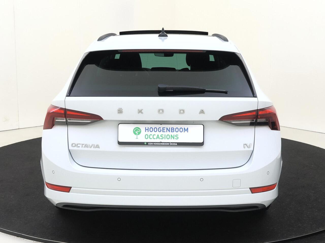 Skoda OCTAVIA Combi 1.4 TSI iV PHEV Business Edition | Panoramadak | Parkeersensoren | Adaptieve cruise control | CarPlay | Airco | Navigatie | Digital cockpit |