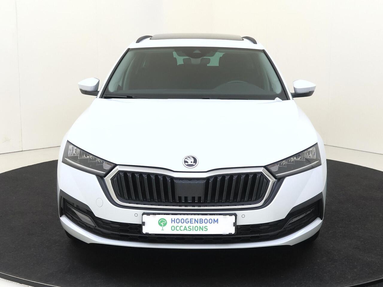 Skoda OCTAVIA Combi 1.4 TSI iV PHEV Business Edition | Panoramadak | Parkeersensoren | Adaptieve cruise control | CarPlay | Airco | Navigatie | Digital cockpit |