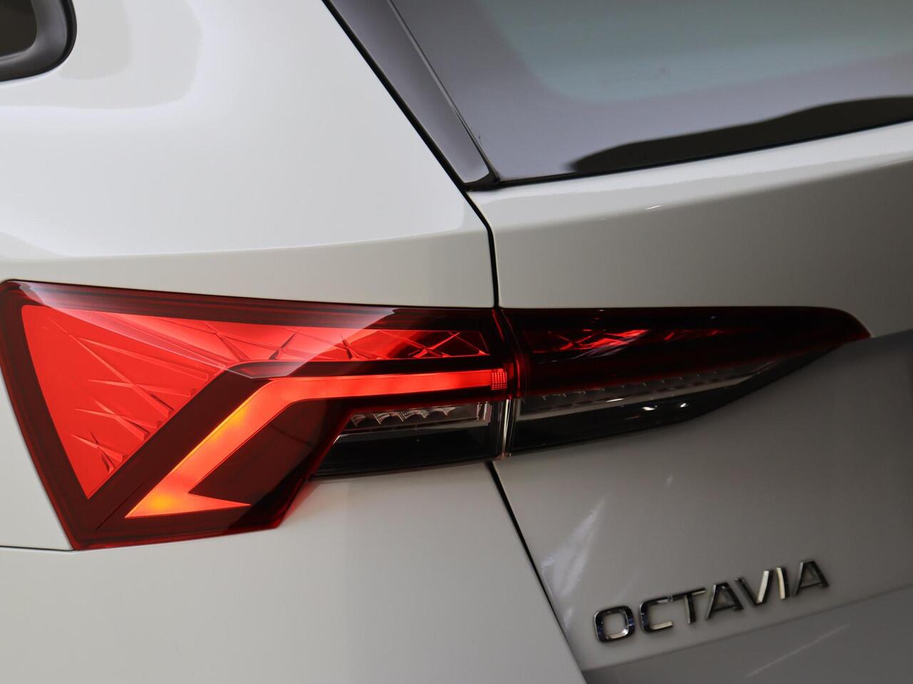 Skoda OCTAVIA Combi 1.4 TSI iV PHEV Business Edition | Panoramadak | Parkeersensoren | Adaptieve cruise control | CarPlay | Airco | Navigatie | Digital cockpit |