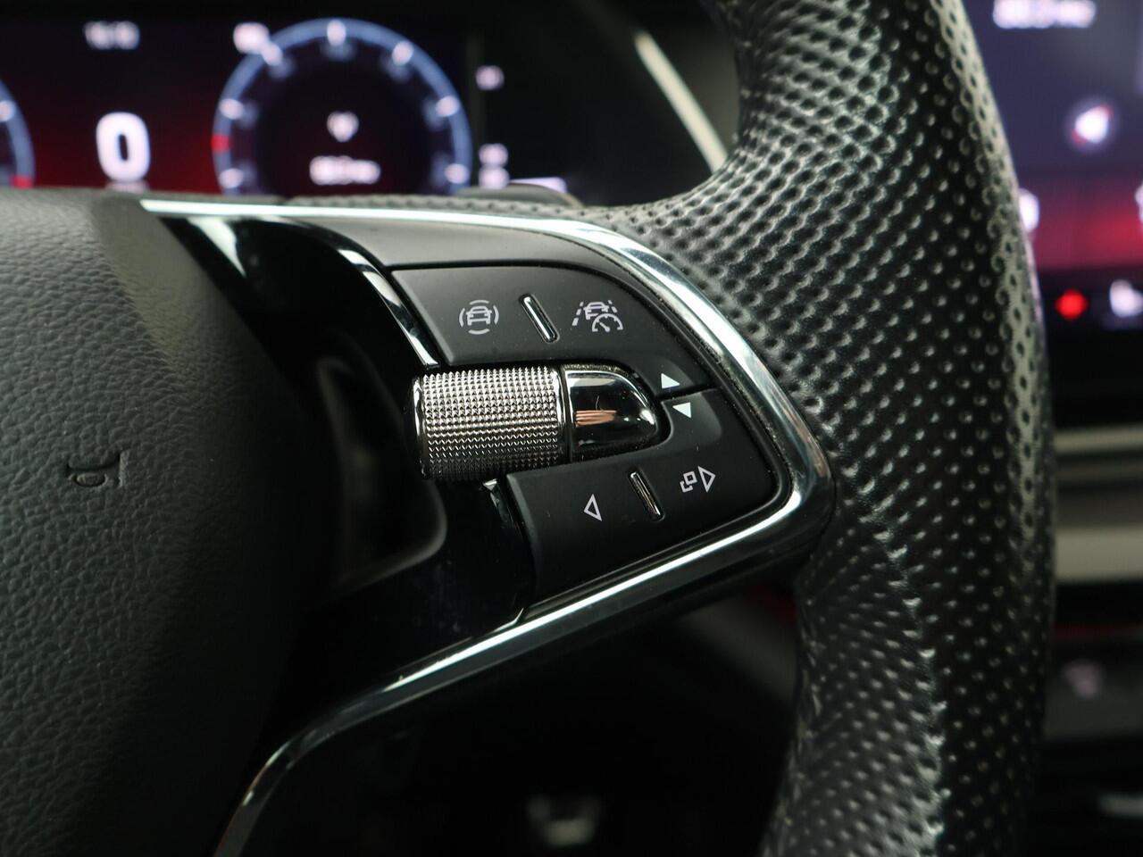 Skoda OCTAVIA Combi 1.4 TSI iV PHEV Sportline | 204 PK | SoH 91% | Adaptive cruise control | Head up display | Stoel verwarming | Navigatiesysteem |