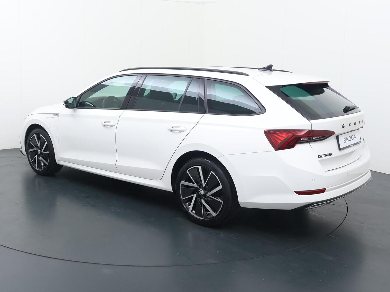 Skoda OCTAVIA Combi 1.4 TSI iV PHEV Sportline | 204 PK | SoH 91% | Adaptive cruise control | Head up display | Stoel verwarming | Navigatiesysteem |
