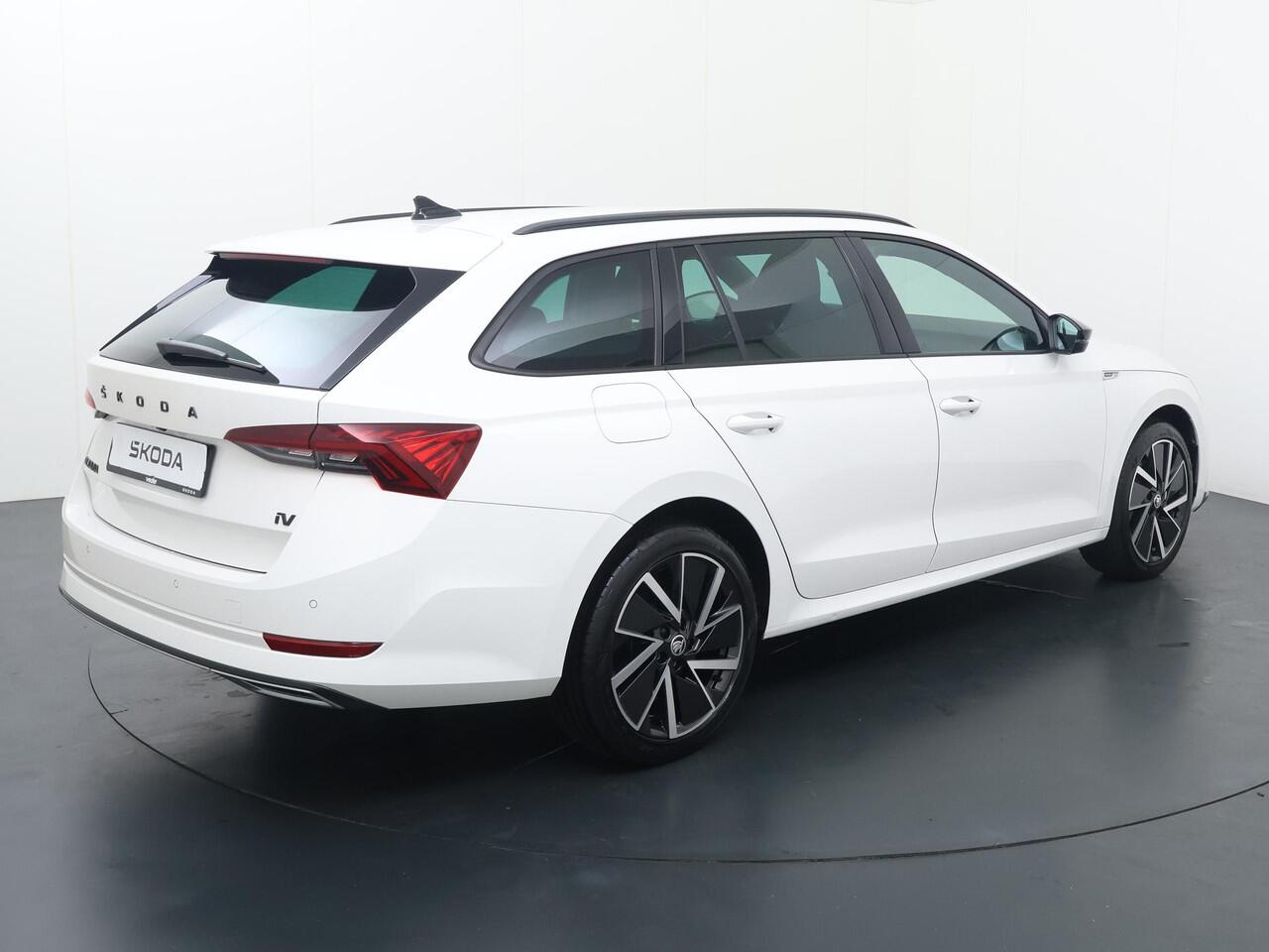 Skoda OCTAVIA Combi 1.4 TSI iV PHEV Sportline | 204 PK | SoH 91% | Adaptive cruise control | Head up display | Stoel verwarming | Navigatiesysteem |