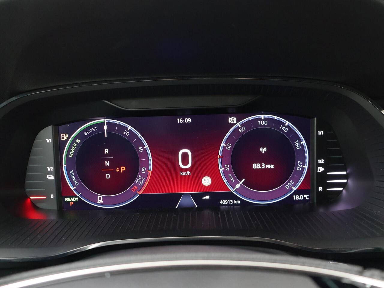 Skoda OCTAVIA Combi 1.4 TSI iV PHEV Sportline | 204 PK | SoH 91% | Adaptive cruise control | Head up display | Stoel verwarming | Navigatiesysteem |