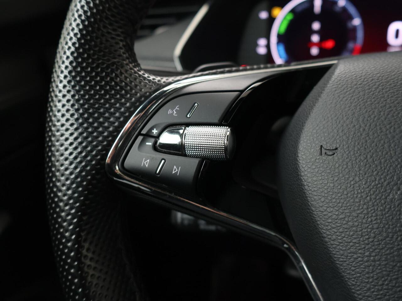 Skoda OCTAVIA Combi 1.4 TSI iV PHEV Sportline | 204 PK | SoH 91% | Adaptive cruise control | Head up display | Stoel verwarming | Navigatiesysteem |