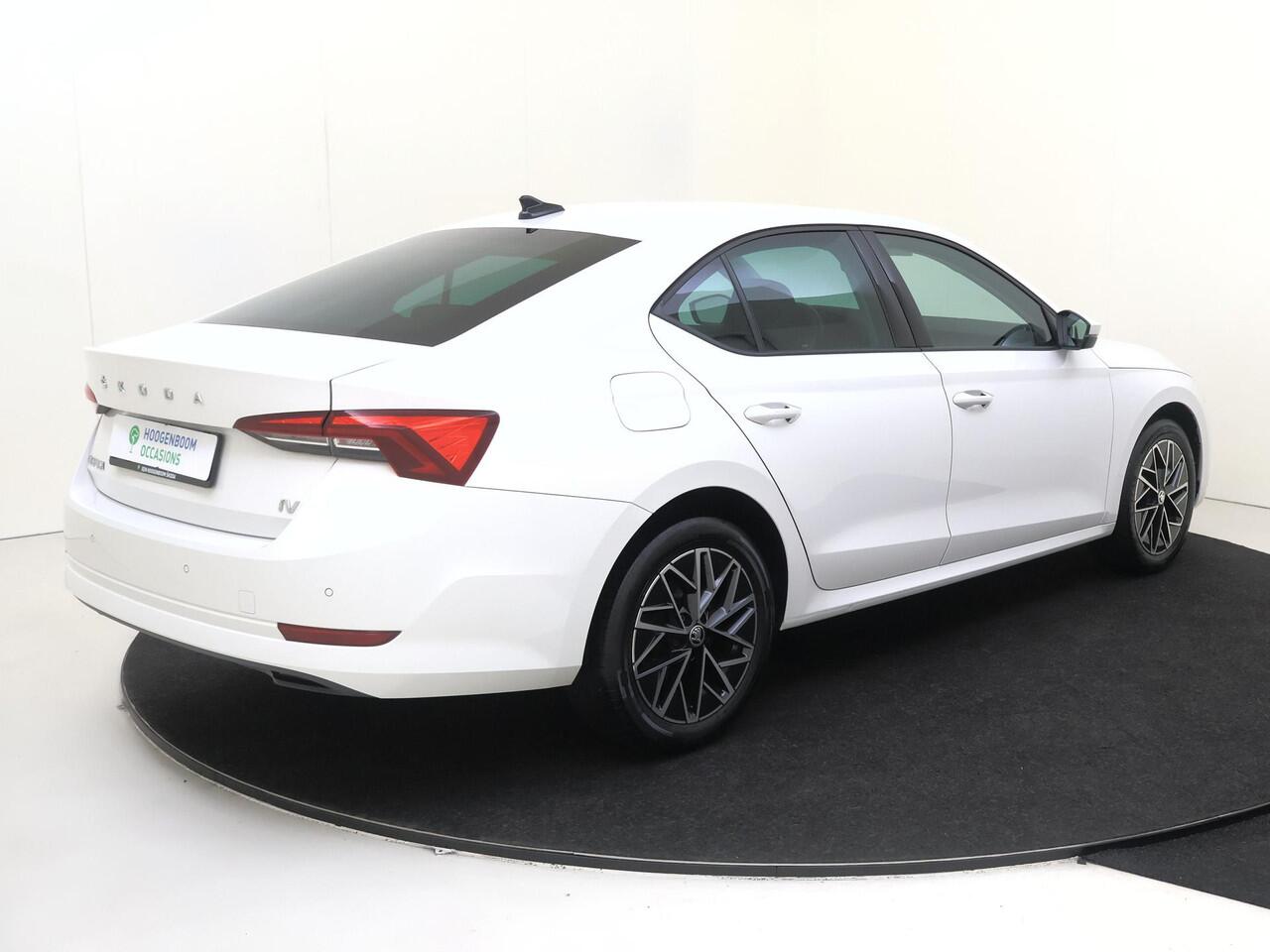 Skoda OCTAVIA 1.4 TSI iV PHEV Business Edition | SoH 94% | Trekhaak | Cruise control | CarPlay | Stoel- en stuurwielverwarming | Verwarmde voorruit | Achterbank verwarmd | 3-zone airco |