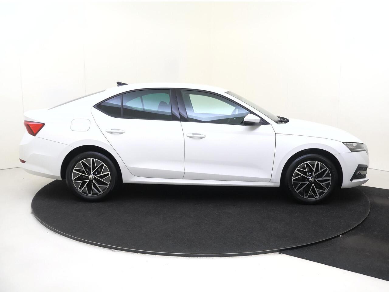 Skoda OCTAVIA 1.4 TSI iV PHEV Business Edition | SoH 94% | Trekhaak | Cruise control | CarPlay | Stoel- en stuurwielverwarming | Verwarmde voorruit | Achterbank verwarmd | 3-zone airco |