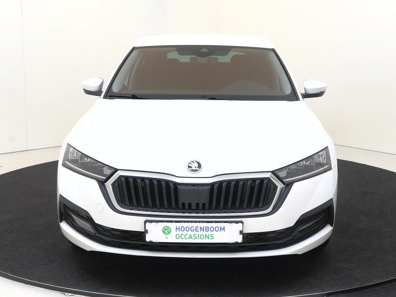 Skoda OCTAVIA 1.4 TSI iV PHEV Business Edition | SoH 94% | Trekhaak | Cruise control | CarPlay | Stoel- en stuurwielverwarming | Verwarmde voorruit | Achterbank verwarmd | 3-zone airco |
