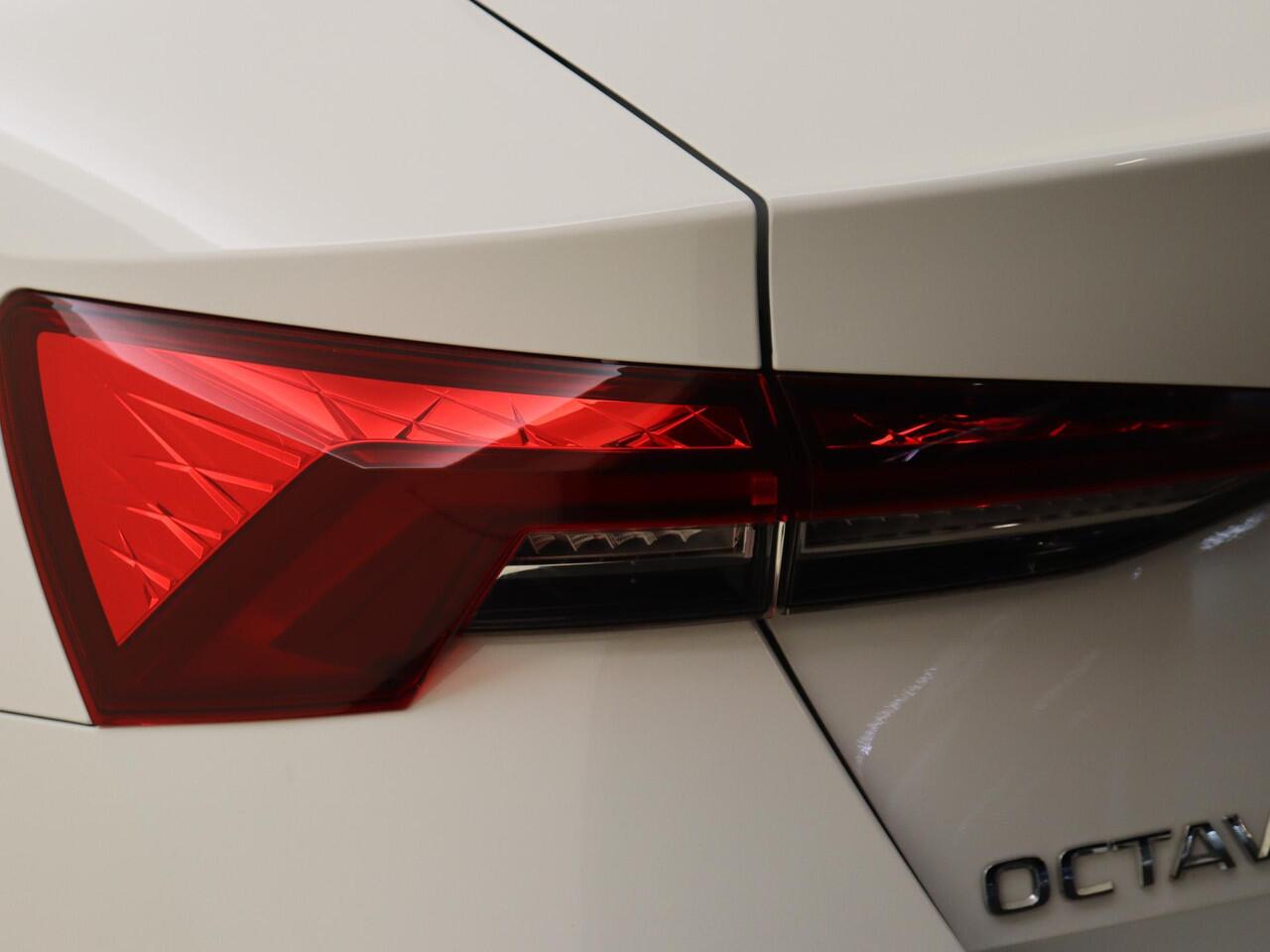 Skoda OCTAVIA 1.4 TSI iV PHEV Business Edition | SoH 94% | Trekhaak | Cruise control | CarPlay | Stoel- en stuurwielverwarming | Verwarmde voorruit | Achterbank verwarmd | 3-zone airco |