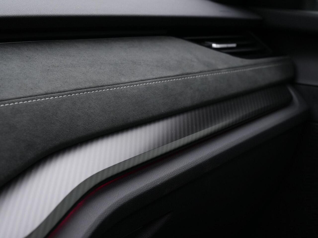 Skoda OCTAVIA Combi 1.4 TSI 245 pk DSG RS iV PHEV Business | Panoramadak | Geheugen-/massagestoelen | Head-up display | Canton | Matrix LED | Leder/alcantara