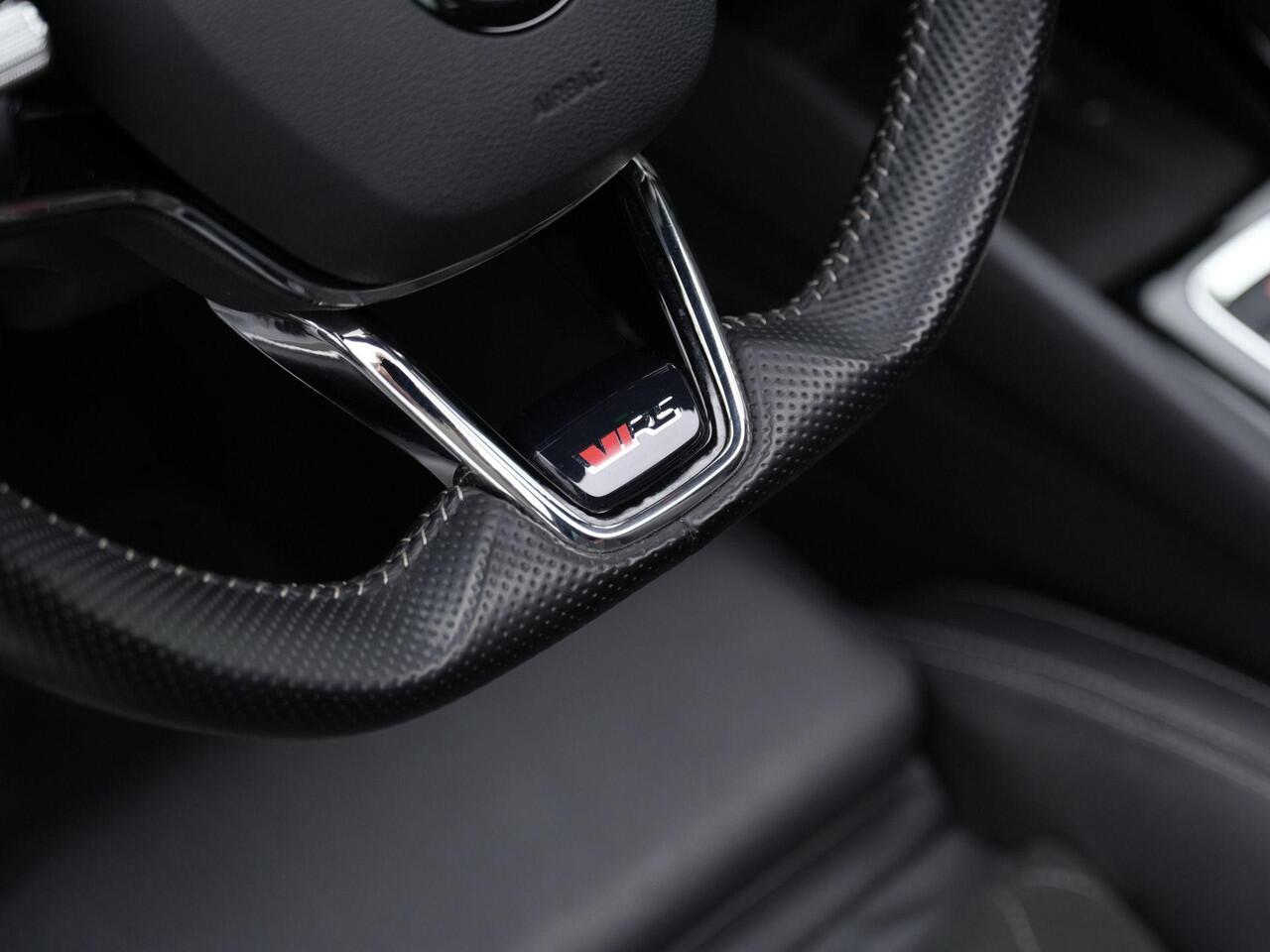 Skoda OCTAVIA Combi 1.4 TSI 245 pk DSG RS iV PHEV Business | Panoramadak | Geheugen-/massagestoelen | Head-up display | Canton | Matrix LED | Leder/alcantara