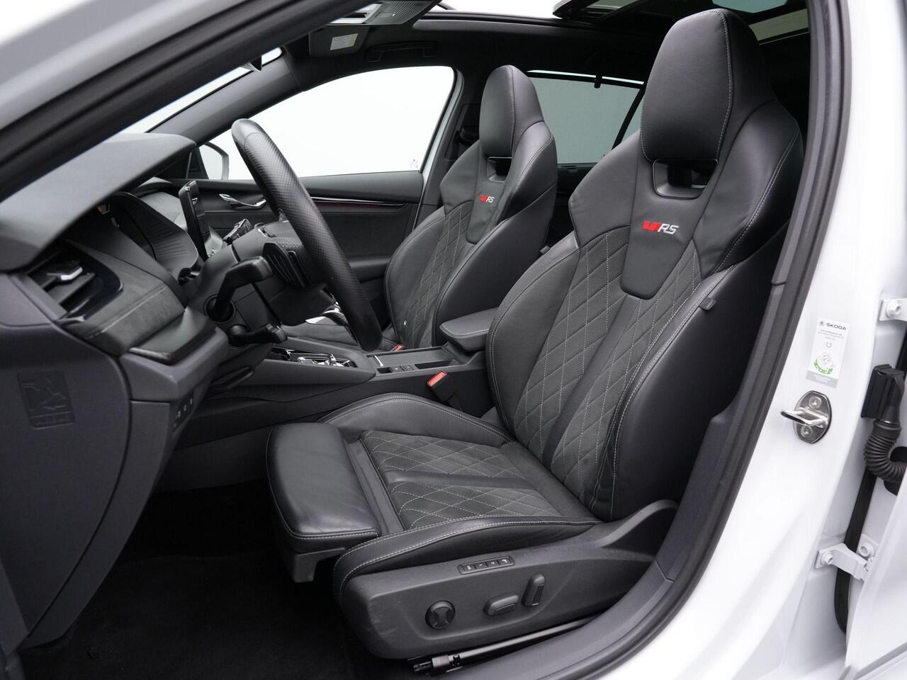 Skoda OCTAVIA Combi 1.4 TSI 245 pk DSG RS iV PHEV Business | Panoramadak | Geheugen-/massagestoelen | Head-up display | Canton | Matrix LED | Leder/alcantara