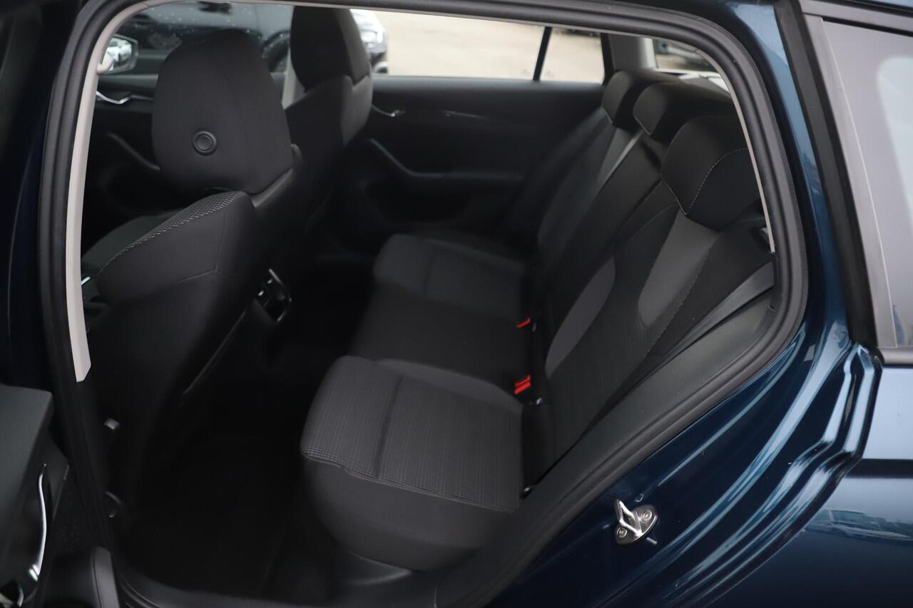 Skoda OCTAVIA Combi 1.0 e-TSI Ambition Automaat Virtual Cockpit Navigatie Carplay Android LMV LED Clima Cruise Lane Assist