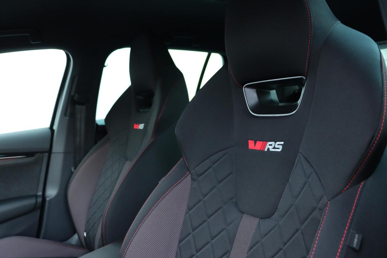 Skoda OCTAVIA Combi 2.0 TSI RS 245pk DSG7 | Carplay | Camera | Stoel+stuurverwarming | Travelassist| Achterbank verwarmbaar