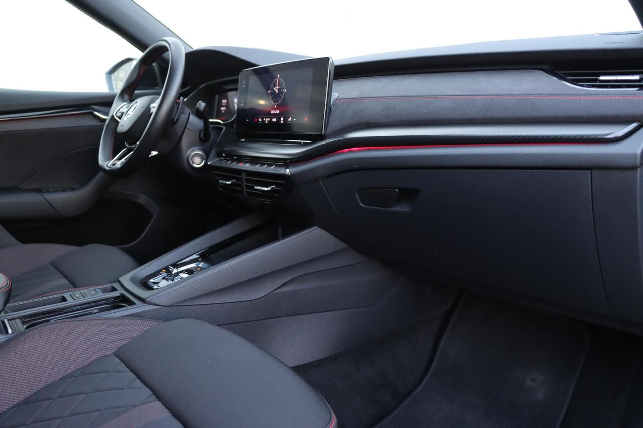 Skoda OCTAVIA Combi 2.0 TSI RS 245pk DSG7 | Carplay | Camera | Stoel+stuurverwarming | Travelassist| Achterbank verwarmbaar