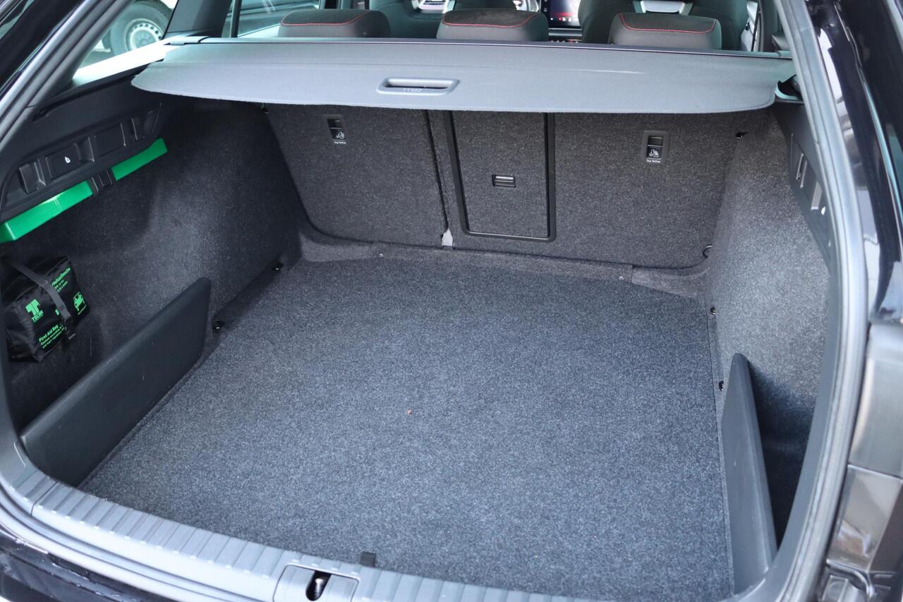 Skoda OCTAVIA Combi 2.0 TSI RS 245pk DSG7 | Carplay | Camera | Stoel+stuurverwarming | Travelassist| Achterbank verwarmbaar