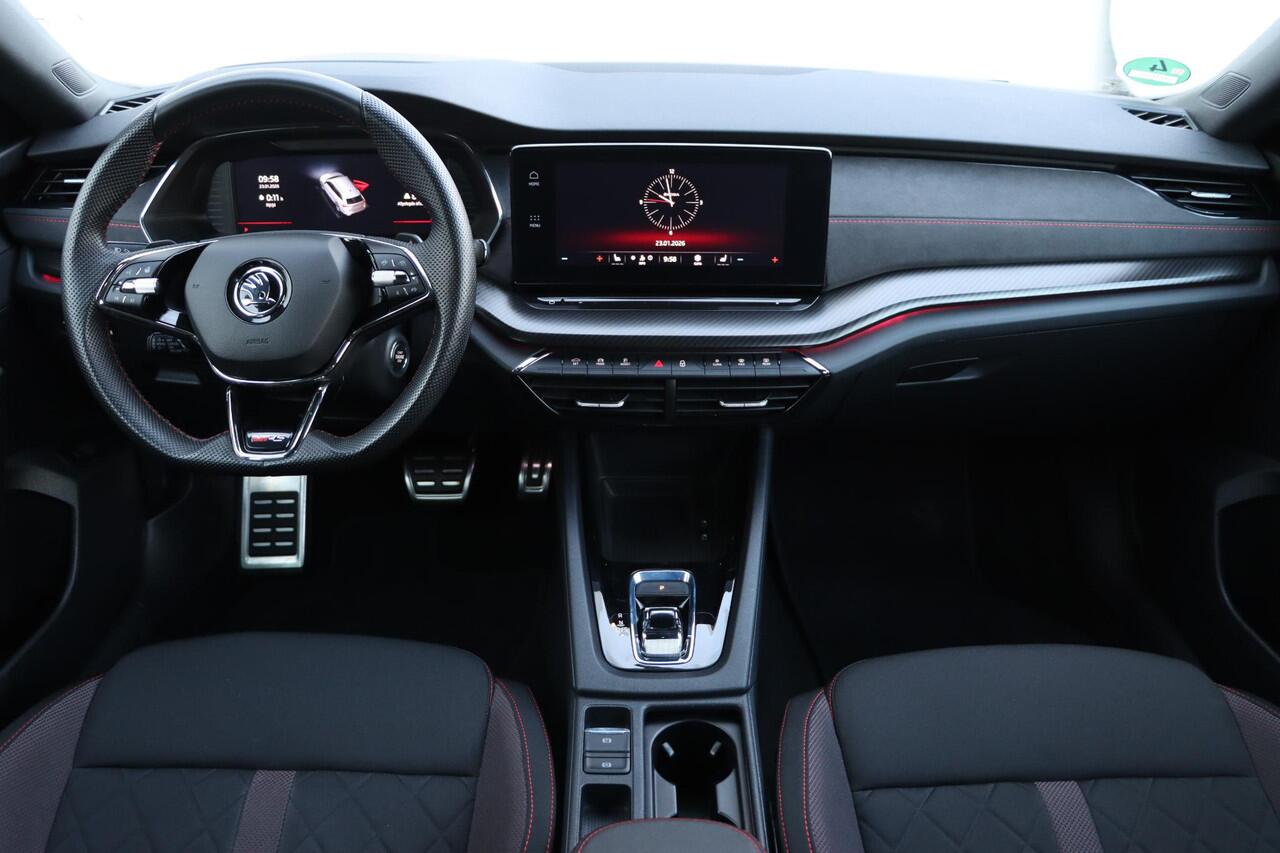 Skoda OCTAVIA Combi 2.0 TSI RS 245pk DSG7 | Carplay | Camera | Stoel+stuurverwarming | Travelassist| Achterbank verwarmbaar