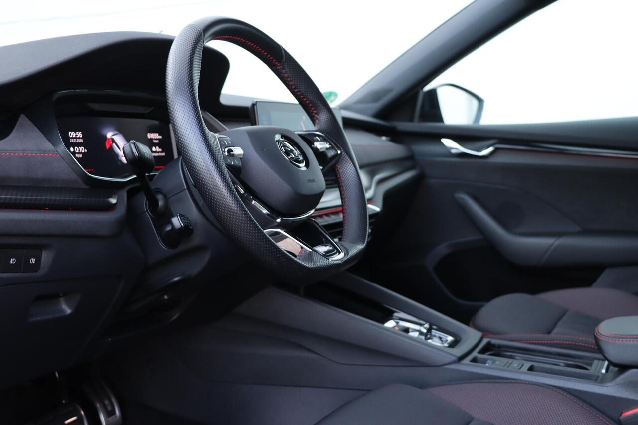 Skoda OCTAVIA Combi 2.0 TSI RS 245pk DSG7 | Carplay | Camera | Stoel+stuurverwarming | Travelassist| Achterbank verwarmbaar