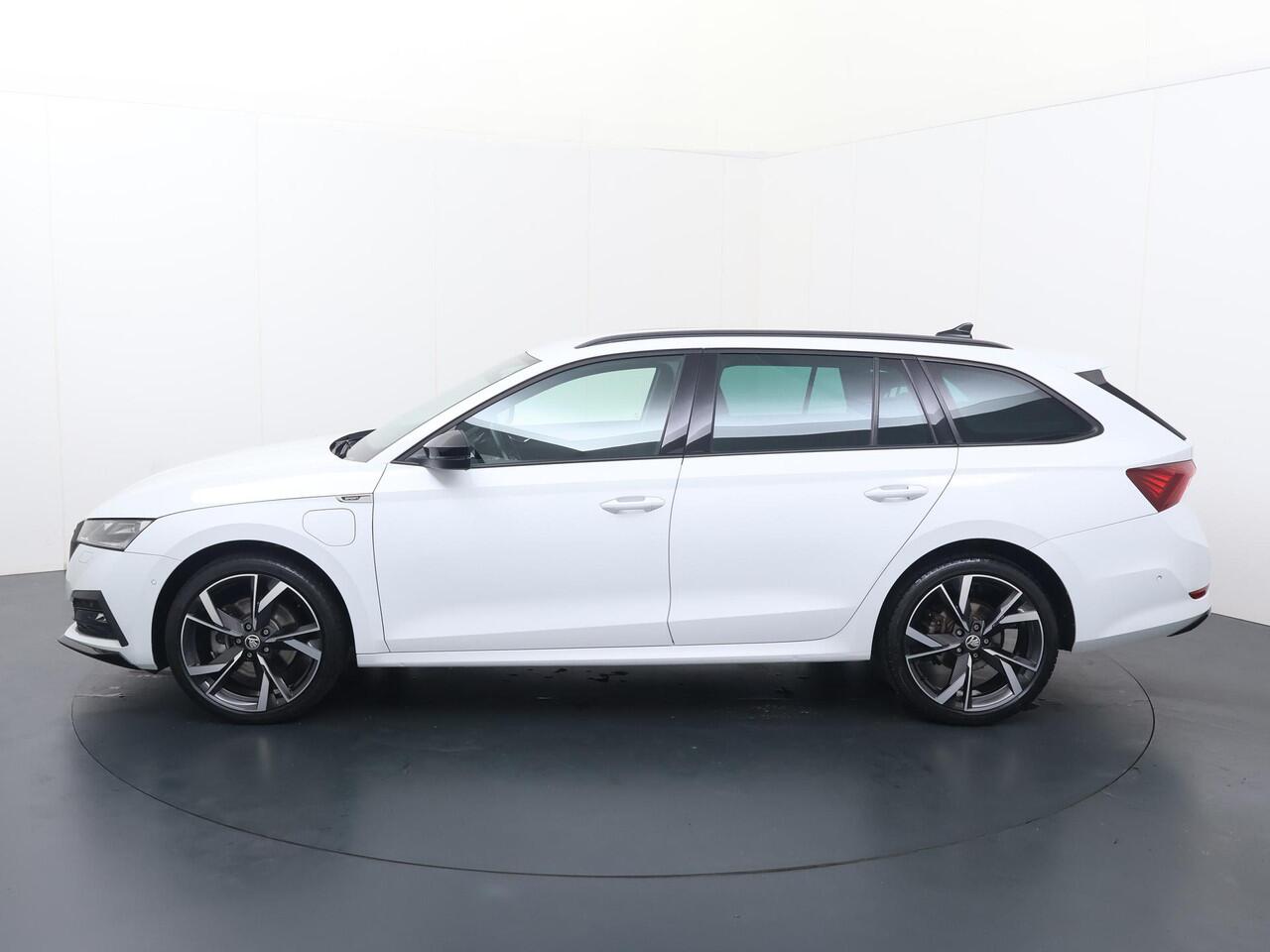 Skoda OCTAVIA Combi 1.4 TSI iV PHEV Sportline Business | 204 PK | SoH 97% | Automaat | Climate control | Stoelverwarming | 19" LM velgen |