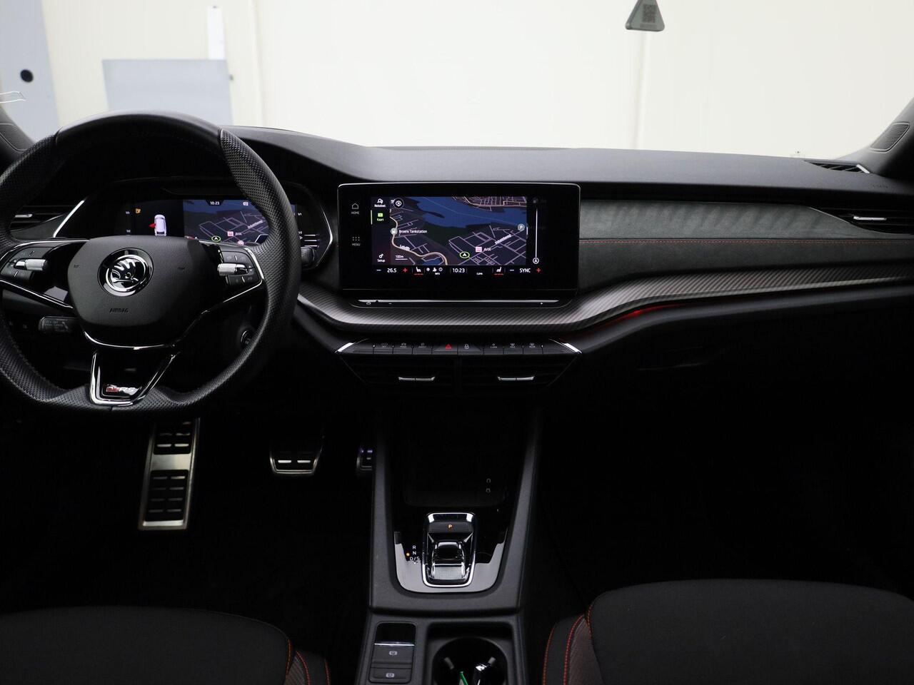 Skoda OCTAVIA Combi 1.4TSI 180kW/245PK RS iV PHEV DSG · Panoramadak · Camera + Parkeersensoren · Apple/Android