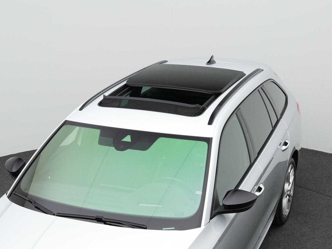 Skoda OCTAVIA Combi 1.4 TSI 245 pk DSG RS iV PHEV Business | Panoramadak | Head-up display | Matrix LED | Stuur-/stoelverwarming | Achteruitrijcamera