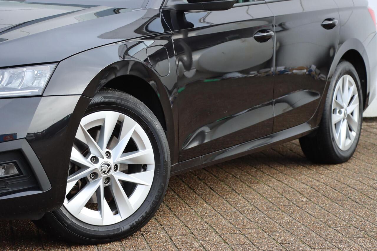 Skoda OCTAVIA Combi 1.4 TSI iV PHEV Business Edition 204pk DSG6 | Stoelverwarming | Stuurverwarming | Carplay | Clima