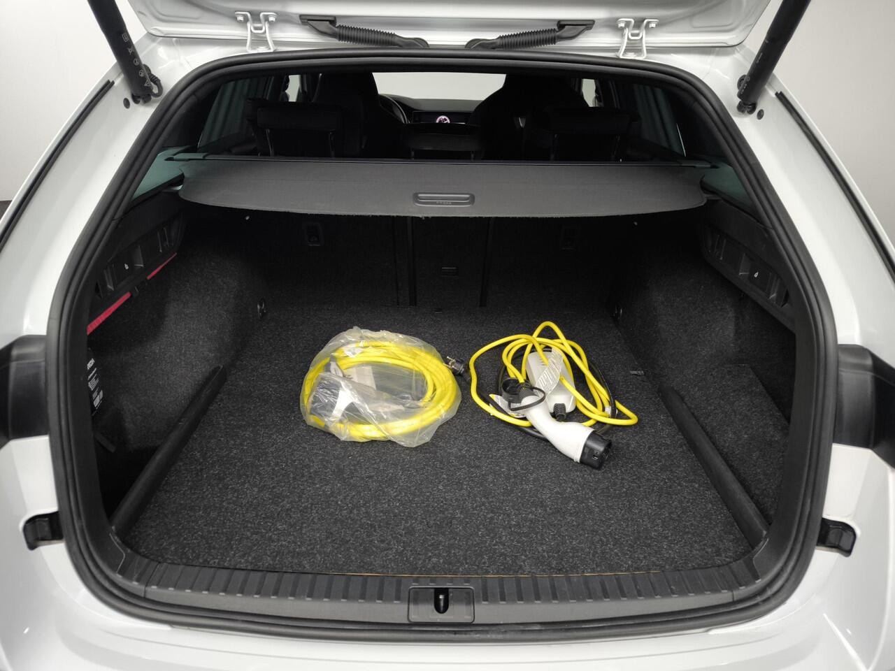 Skoda OCTAVIA Combi 1.4 TSI RS iV PHEV Business | Canton Audio | Dealer Onderhouden | Winter Pack